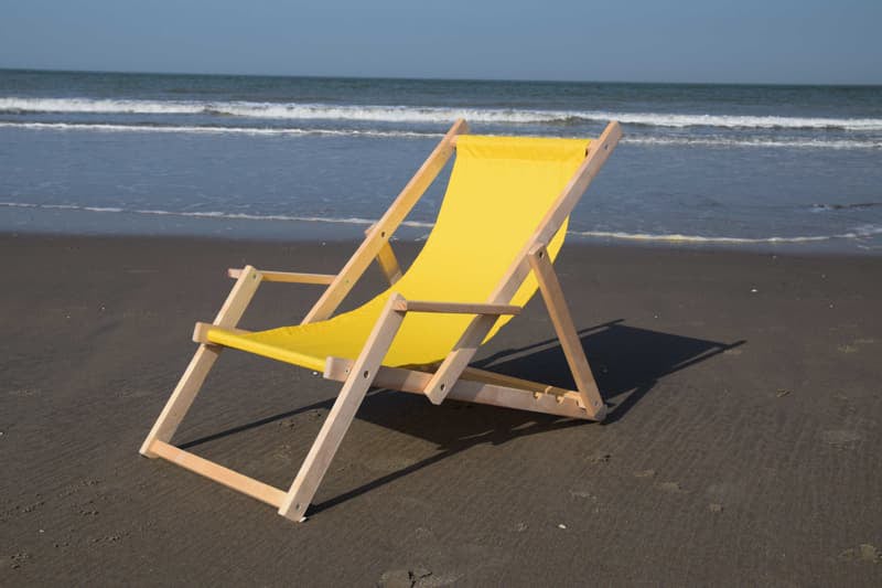 gele strandstoel met armleuning