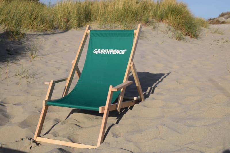 houten strandstoel groen met logo