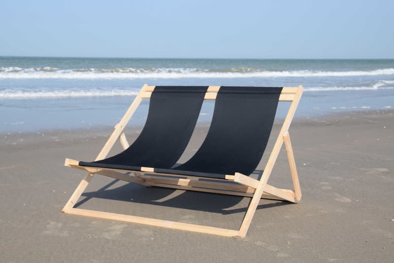 dubbele houten strandstoel in het zwart