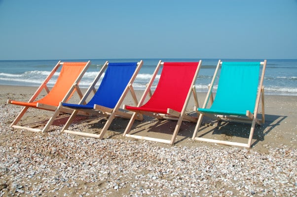 Meerdere houten strandstoelen zonder armleuning